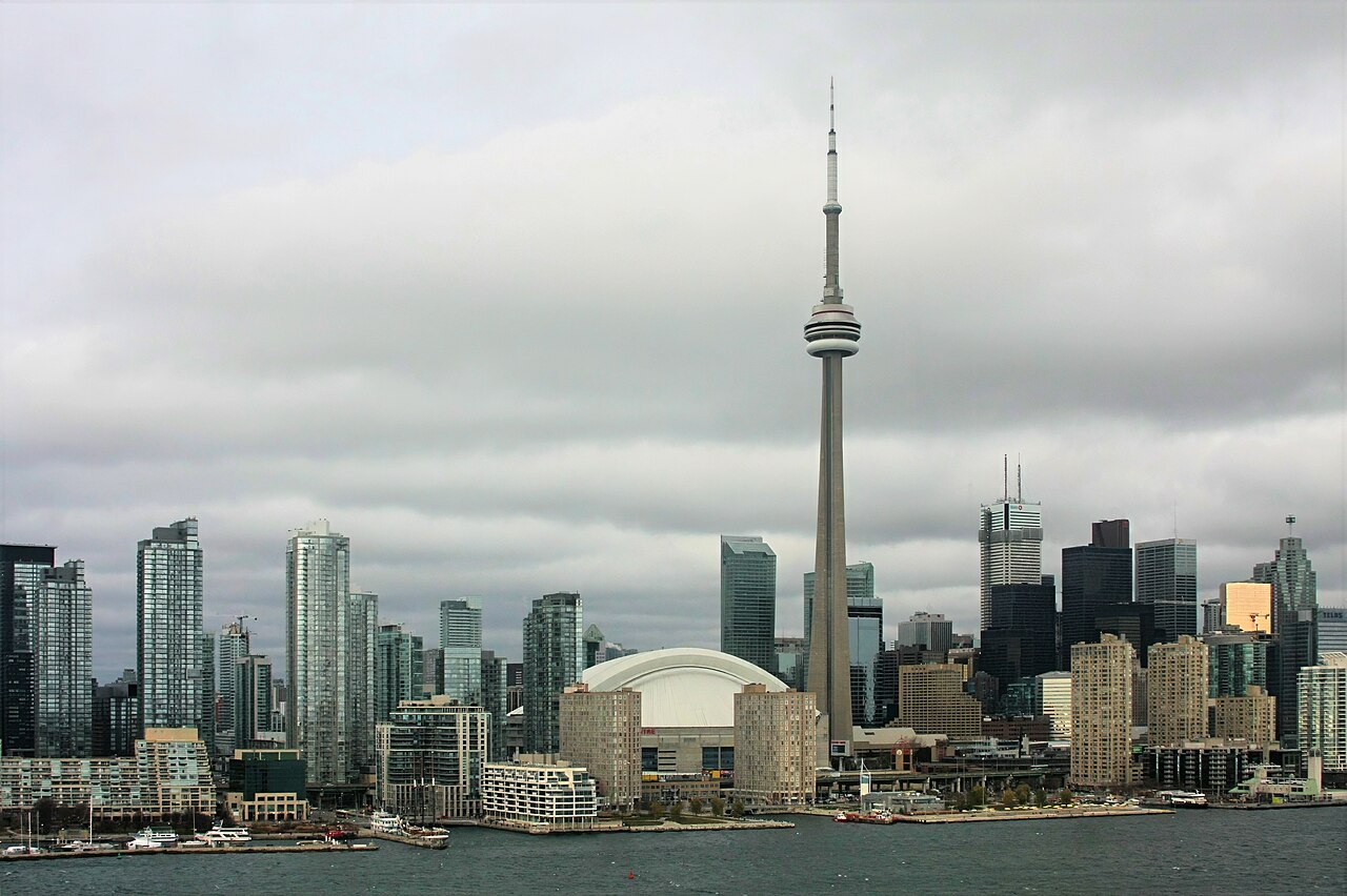 Photo réelle de Toronto, de sa promenade au bord du lac et de la tour CN
