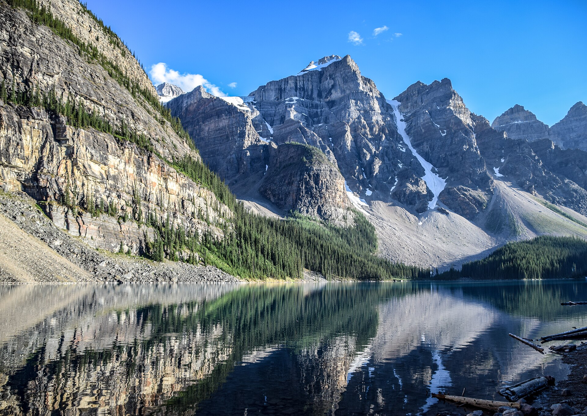 Photo réelle : lac Moraine et montagnes des Rocheuses dans le parc national de Banff, en Alberta